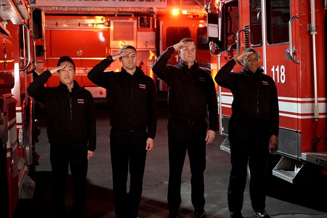 911 L.A. - Tűzoltó sorsok - Filmfotók - Kenneth Choi, Ryan Guzman, Peter Krause, Aisha Hinds