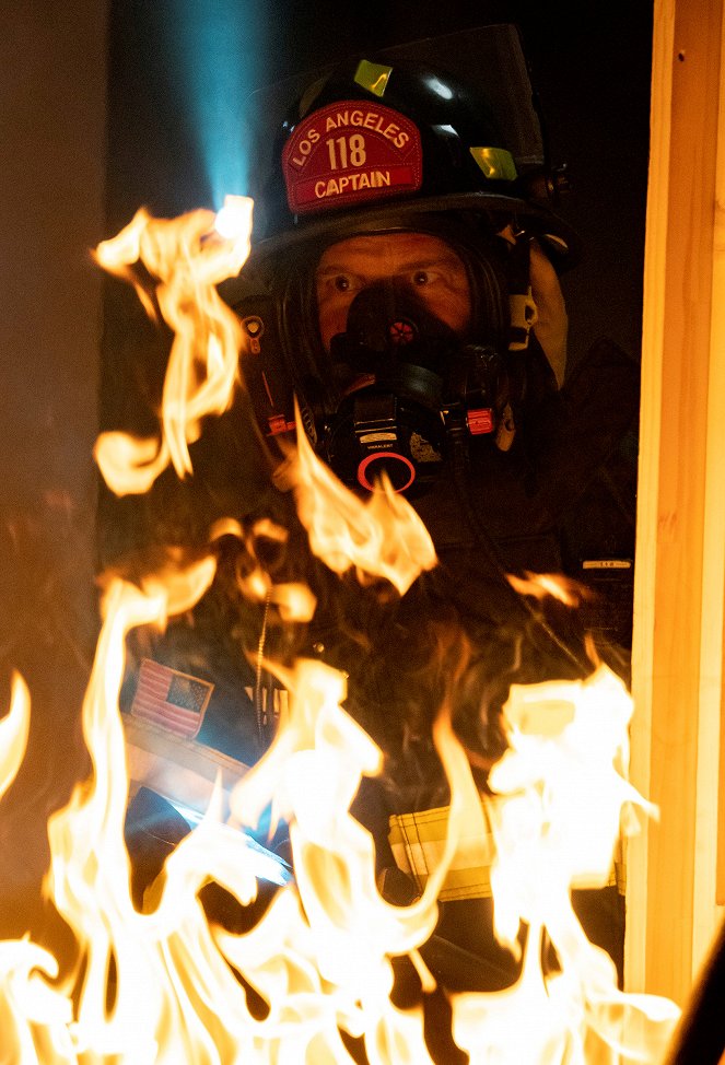 911 L.A. - Tűzoltó sorsok - Filmfotók - Peter Krause