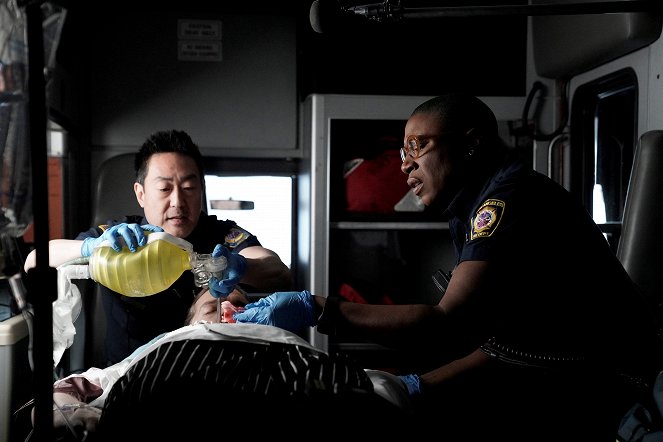 911 L.A. - Tűzoltó sorsok - Filmfotók - Kenneth Choi, Aisha Hinds