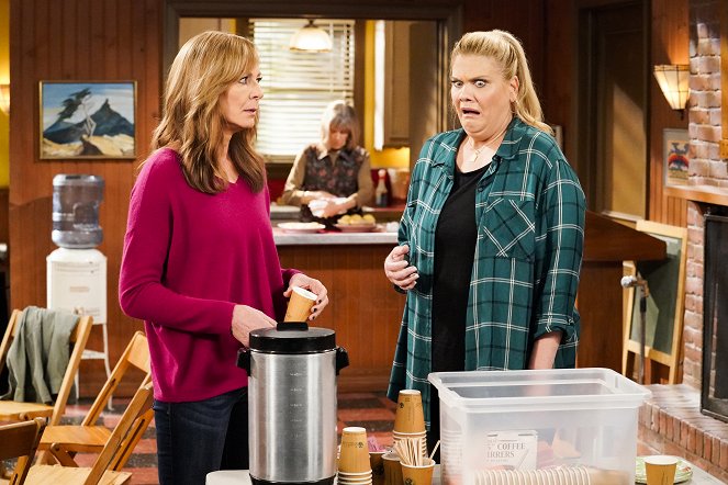 Mom - Fake Bacon and a Plan to Kill All of Us - Photos - Allison Janney, Kristen Johnston