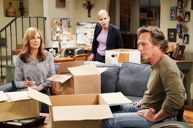 Mom - Season 7 - Wile E. Coyote and a Possessed Doll - Photos - Allison Janney, Anna Faris, William Fichtner