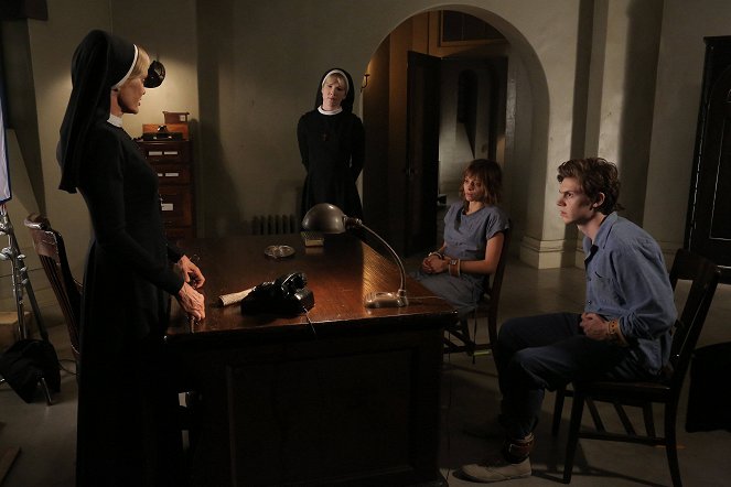 American Horror Story - I Am Anne Frank: Part 1 - Photos