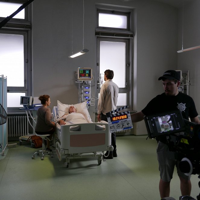 Zpráva o záchraně mrtvého - Dreharbeiten - Zuzana Mauréry, Petr Salavec