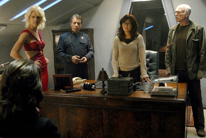 Battlestar Galactica - Season 3 - Kolaboranci - Z filmu - Tricia Helfer, Edward James Olmos, Mary McDonnell, Michael Hogan