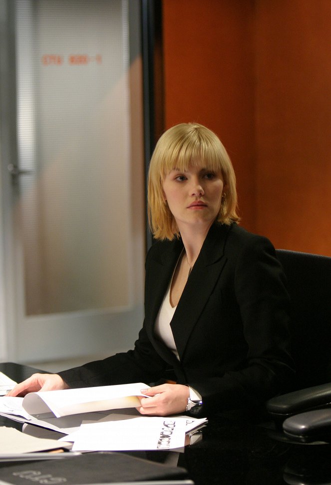 24 - Season 3 - Photos - Elisha Cuthbert