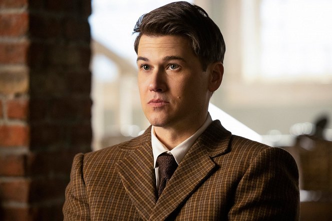 Legends of Tomorrow - The One Where We're Trapped on TV - Photos - Nick Zano