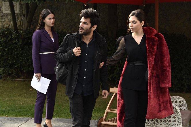 Vuslat - Episode 12 - Photos - Devrim Özkan, Baran Bölükbaşı, Pelin Uluksar