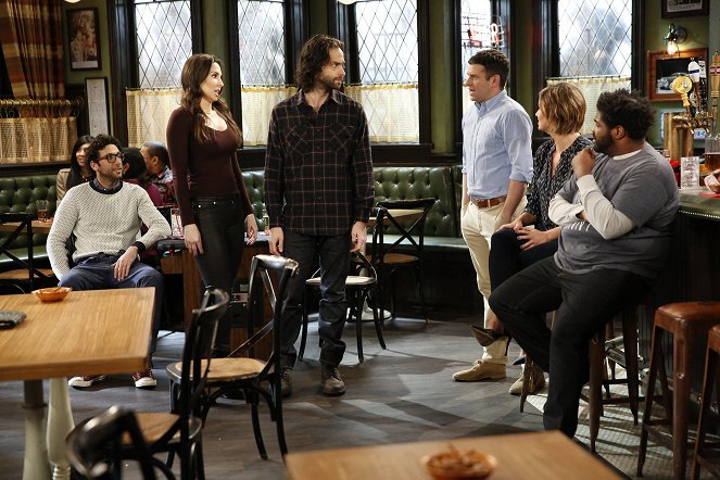 Undateable - A New Year's Resolution Walks Into a Bar - Photos