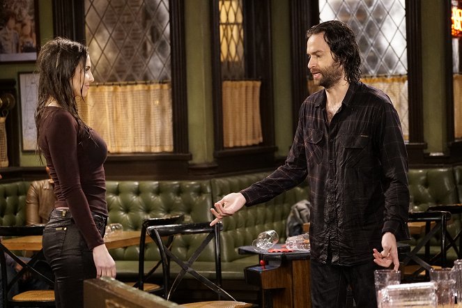 Undateable - A New Year's Resolution Walks Into a Bar - Van film