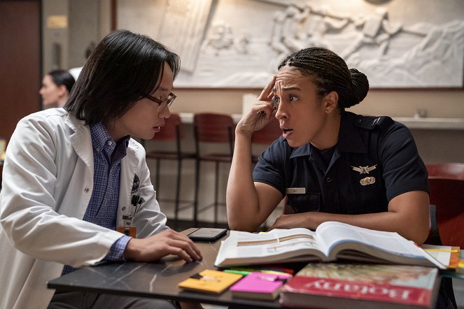 Space Force - Intimbesuch - Filmfotos - Jimmy O. Yang, Tawny Newsome