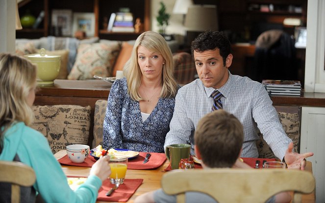 The Grinder - The Curious Disappearance of Mr. Donovan - Photos - Mary Elizabeth Ellis, Fred Savage