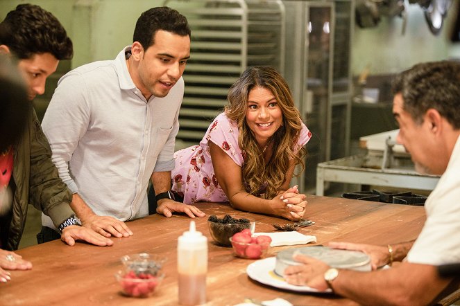The Baker and the Beauty - You Can't Always Get What You Want - Photos - Victor Rasuk, Lisa Vidal