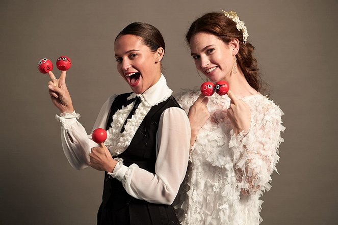 One Red Nose Day and a Wedding - Promoción - Alicia Vikander, Lily James