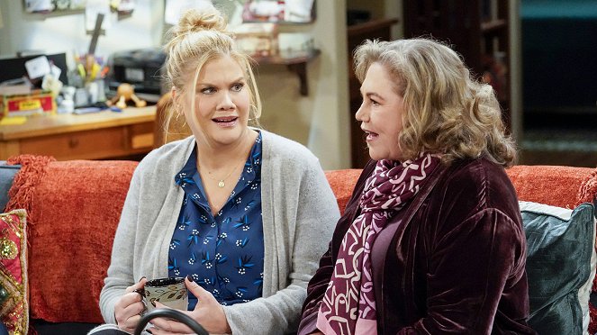 Mom - Cheddar Cheese and a Squirrel Circus - Photos - Kristen Johnston, Kathleen Turner