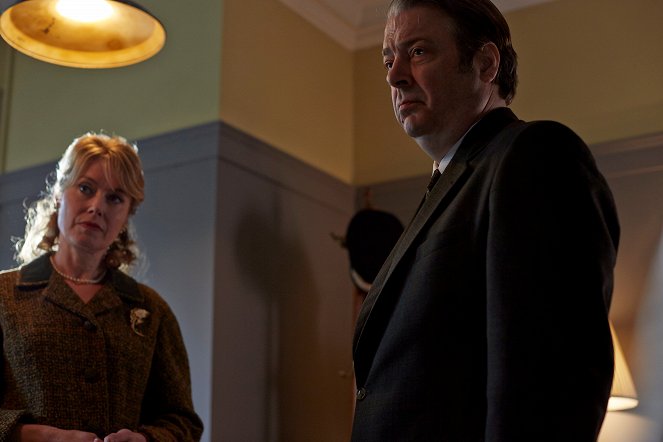 Endeavour - Season 2 - Jaskinia - Z filmu - Roger Allam