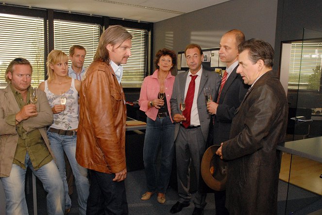 SOKO Donau - Böse Überraschung - Photos - Gregor Seberg, Lilian Klebow, Helmut Bohatsch, Stefan Jürgens, Mona Seefried, Dietrich Siegl, Paul Matic, Johannes Silberschneider