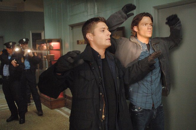 Supernatural - Season 2 - Hinter Gittern - Filmfotos - Jensen Ackles, Jared Padalecki