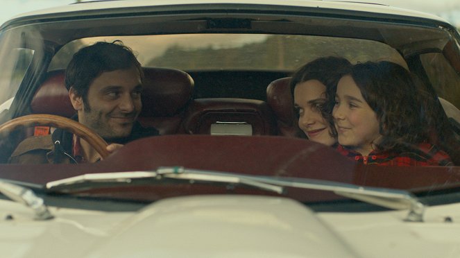Felicità - De la película - Pio Marmaï, Camille Rutherford, Rita Merle