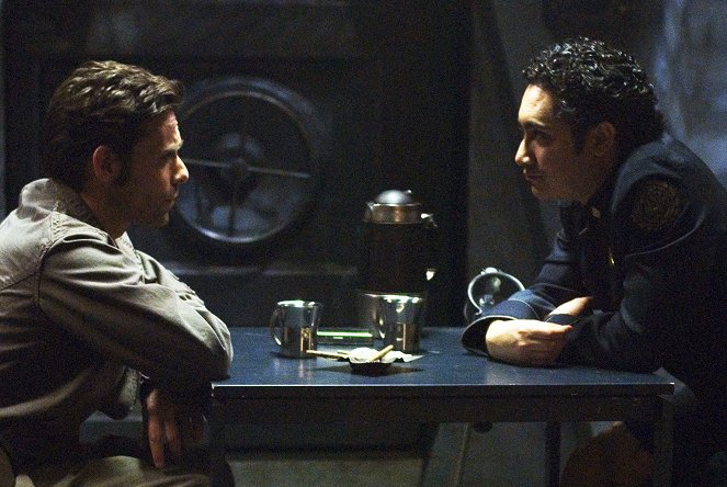 Battlestar Galactica - Série 4 - Krev na vahách - Z filmu - James Callis, Alessandro Juliani