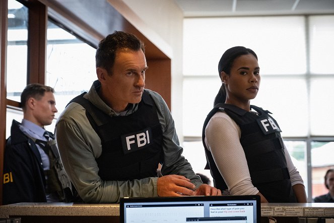 FBI: Most Wanted - Season 1 - Photos - Julian McMahon, Roxy Sternberg