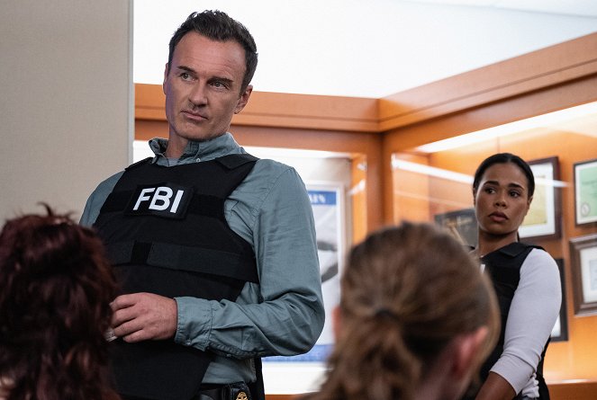 FBI: Most Wanted - Season 1 - Filmfotos - Julian McMahon, Roxy Sternberg