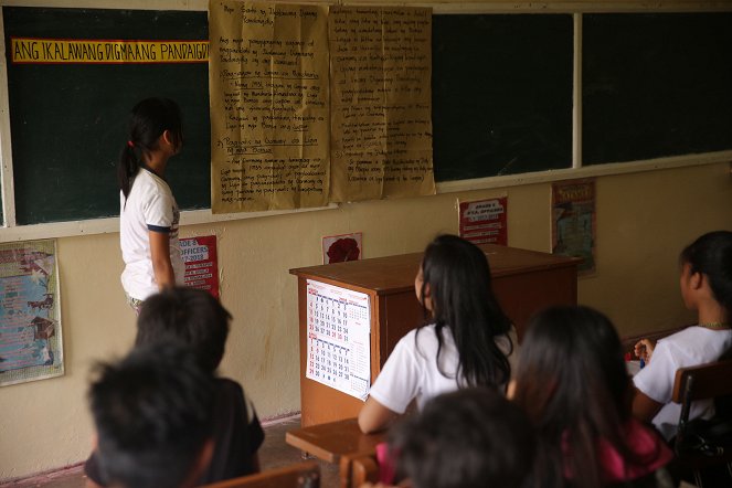 Die gefährlichsten Schulwege der Welt - Philippinen: An Wurzeln senkrecht den Abhang - Photos