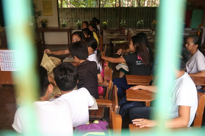 Die gefährlichsten Schulwege der Welt - Philippinen: An Wurzeln senkrecht den Abhang - Photos