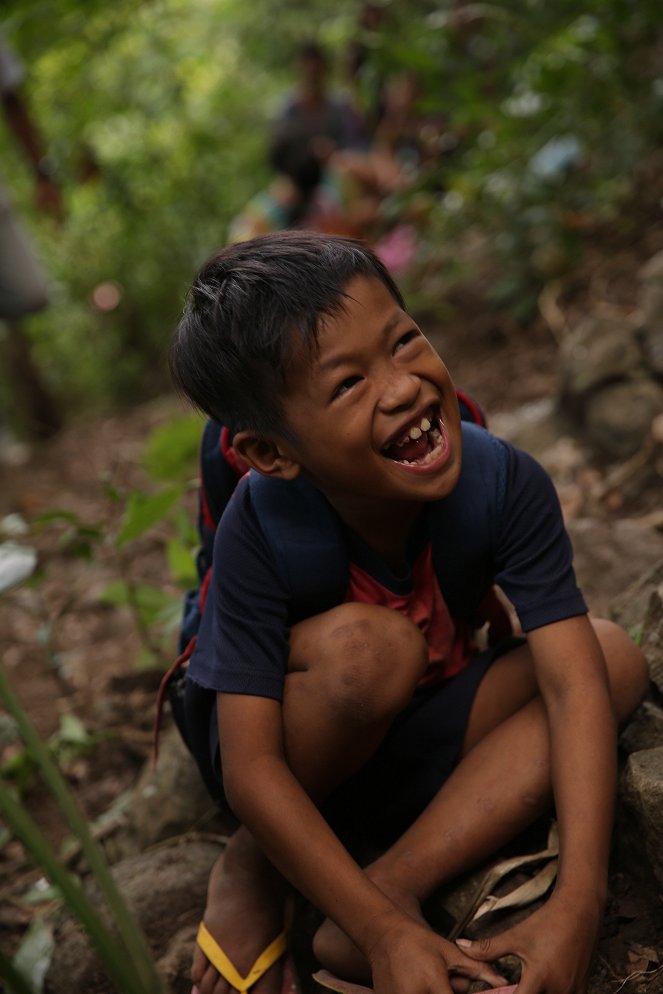 Chemins d'école, chemins de tous les dangers - Philippinen: An Wurzeln senkrecht den Abhang - Film