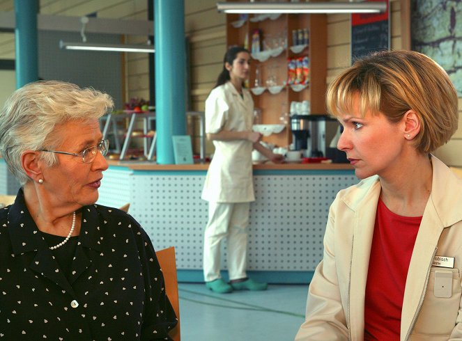 In aller Freundschaft - Scham - Filmfotók - Lissy Tempelhof, Andrea Kathrin Loewig
