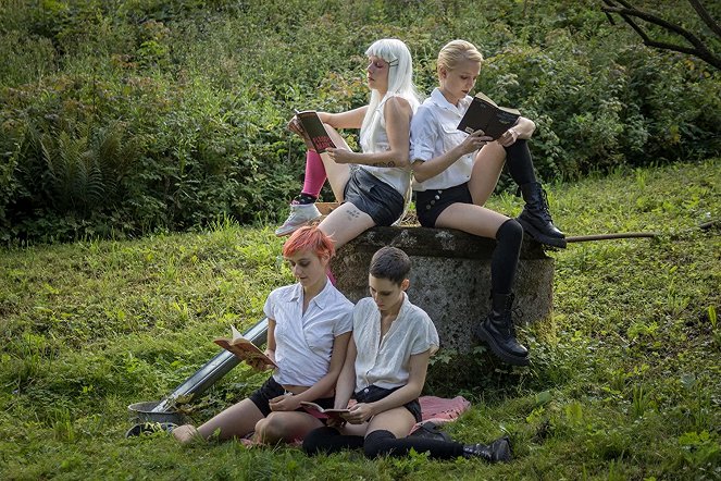 Die traurigen Mädchen aus den Bergen - Photos - Candy Flip