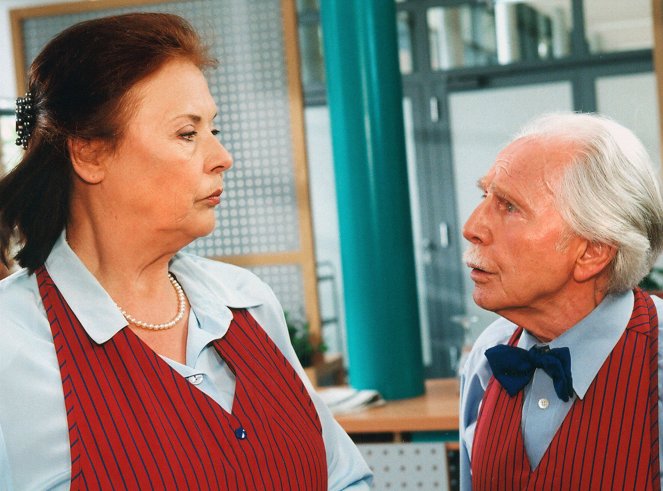 In aller Freundschaft - Season 6 - Doktorspiele - De la película - Ursula Karusseit, Fred Delmare