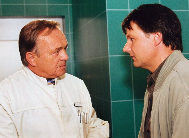 In aller Freundschaft - Abhängigkeiten - Z filmu - Dieter Bellmann, Klaus Christian Schreiber