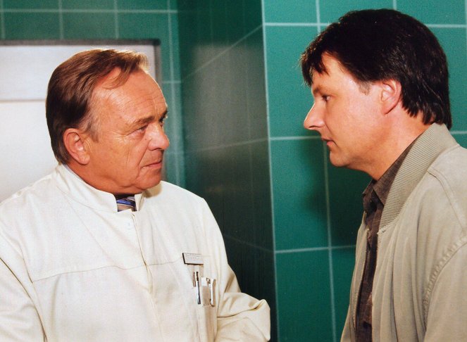 In aller Freundschaft - Abhängigkeiten - Filmfotók - Dieter Bellmann, Klaus Christian Schreiber