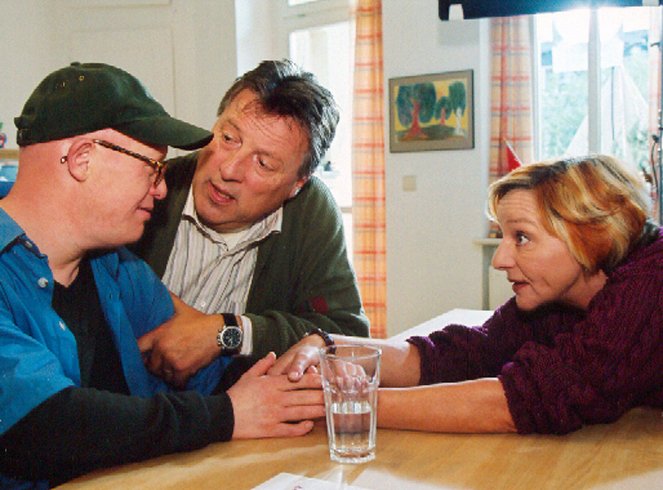 In aller Freundschaft - Ein Fest mit Hindernissen - Film - Bobby Brederlow, Hansjürgen Hürrig, Eva Weißenborn