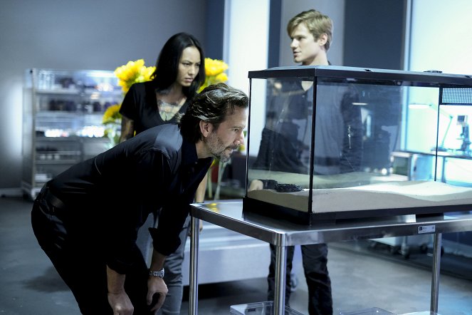 MacGyver - Red Cell + Quantum + Cold + Committed - Photos - Levy Tran, Henry Ian Cusick, Lucas Till