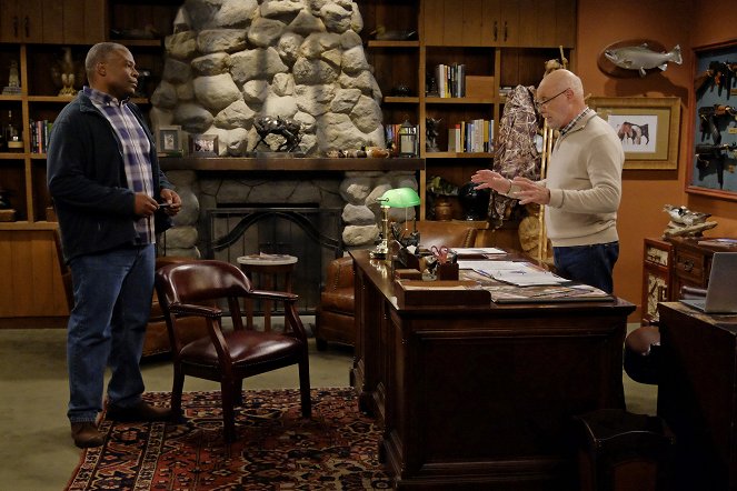 Last Man Standing - Season 6 - A New Place for One of Our People - Photos - Jonathan Adams, Hector Elizondo
