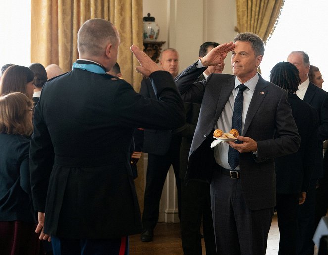 Az elnök embere - Valor - Filmfotók - Tim Daly
