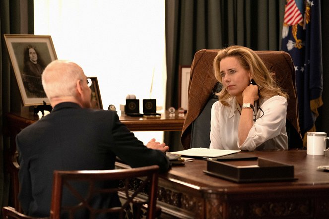 Madam Secretary - Leaving the Station - Photos - Téa Leoni