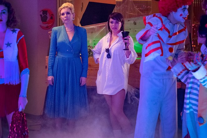 Fekete hétfő - Who Are You Supposed to Be? - Filmfotók - June Diane Raphael, Casey Wilson