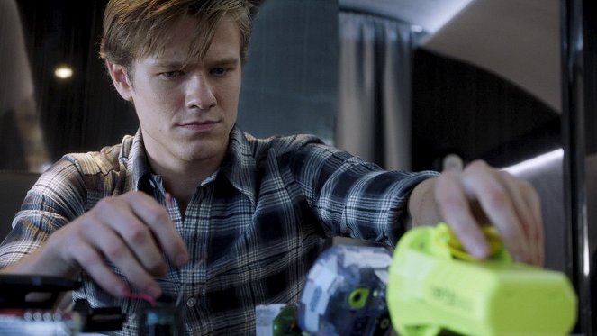 MacGyver - Kid + Plane + Cable + Truck - Film - Lucas Till