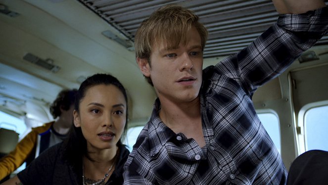 MacGyver - Kid + Plane + Cable + Truck - Film - Levy Tran, Lucas Till