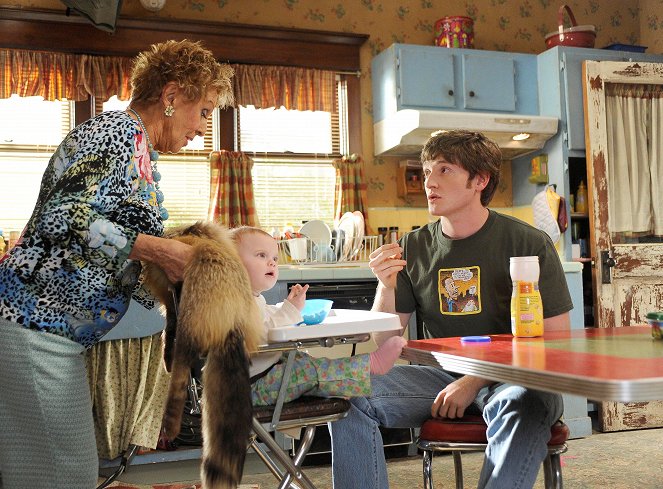 Raising Hope - Isän Tyttö - Everybody Flirts... Sometimes - Kuvat elokuvasta - Cloris Leachman, Lucas Neff