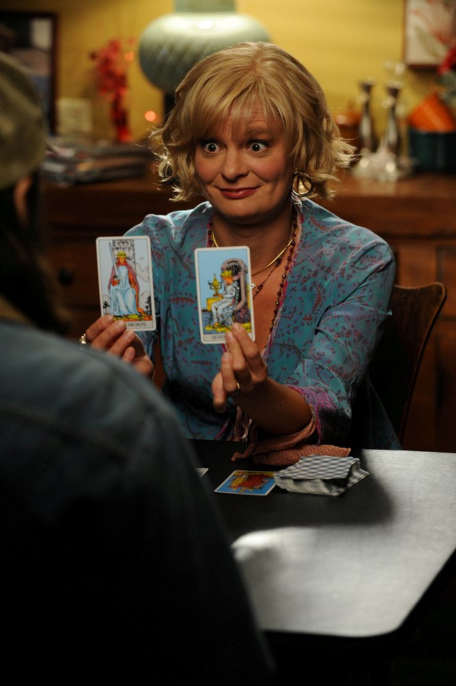 Raising Hope - Season 2 - Tarot Cards - Photos - Martha Plimpton