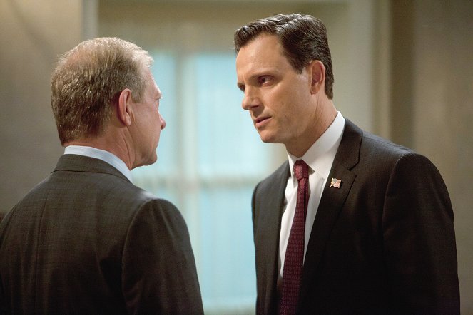 Scandal - Season 2 - Top of the Hour - Photos - Tony Goldwyn