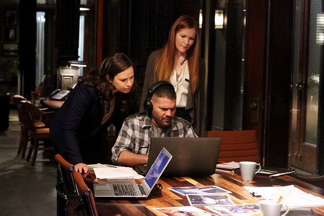 Scandal - White Hat's Back On - Van film - Katie Lowes, Guillermo Díaz, Darby Stanchfield