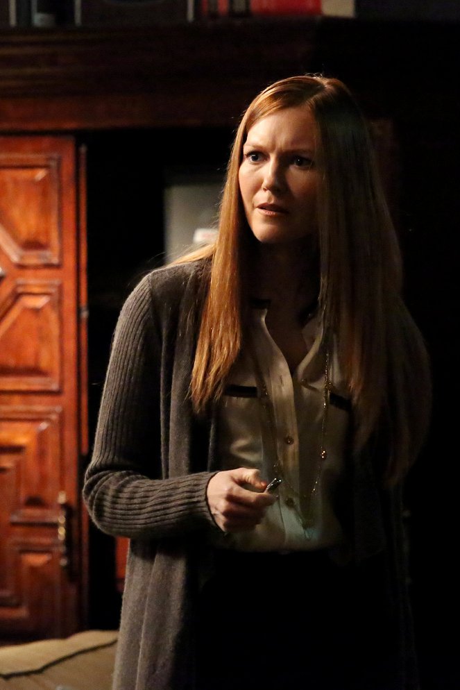 Scandal - Season 2 - White Hat's Back On - Photos - Darby Stanchfield