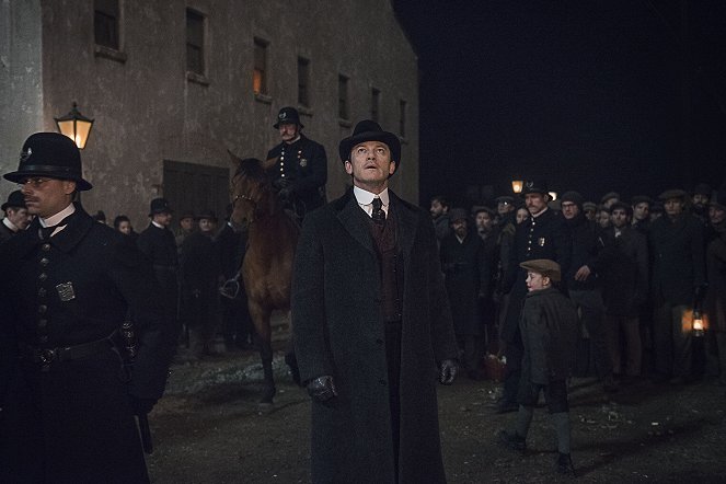 The Alienist - Season 1 - The Boy on the Bridge - Photos - Luke Evans