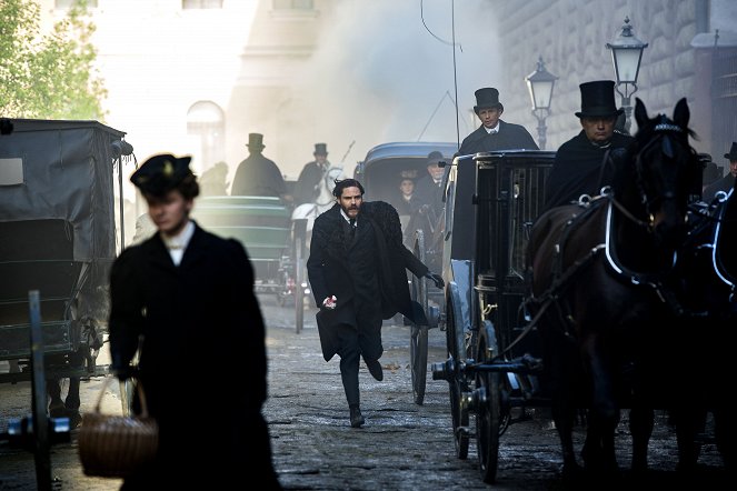 The Alienist – Die Einkreisung - Der Junge auf der Brücke - Filmfotos - Daniel Brühl