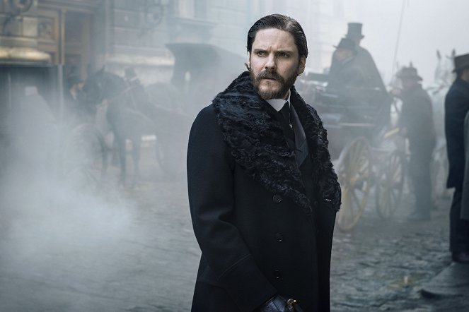 The Alienist – Die Einkreisung - Der Junge auf der Brücke - Filmfotos - Daniel Brühl