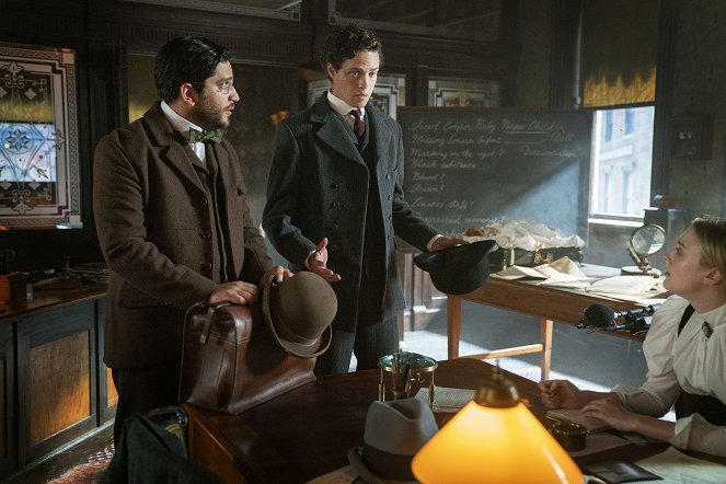 The Alienist – Die Einkreisung - Etwas Böses - Filmfotos - Matthew Shear, Douglas Smith, Dakota Fanning